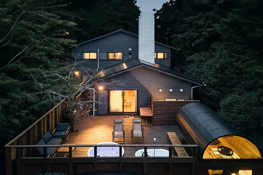 夜の森に灯る山荘とデッキ（Noël Hakone Chimney）