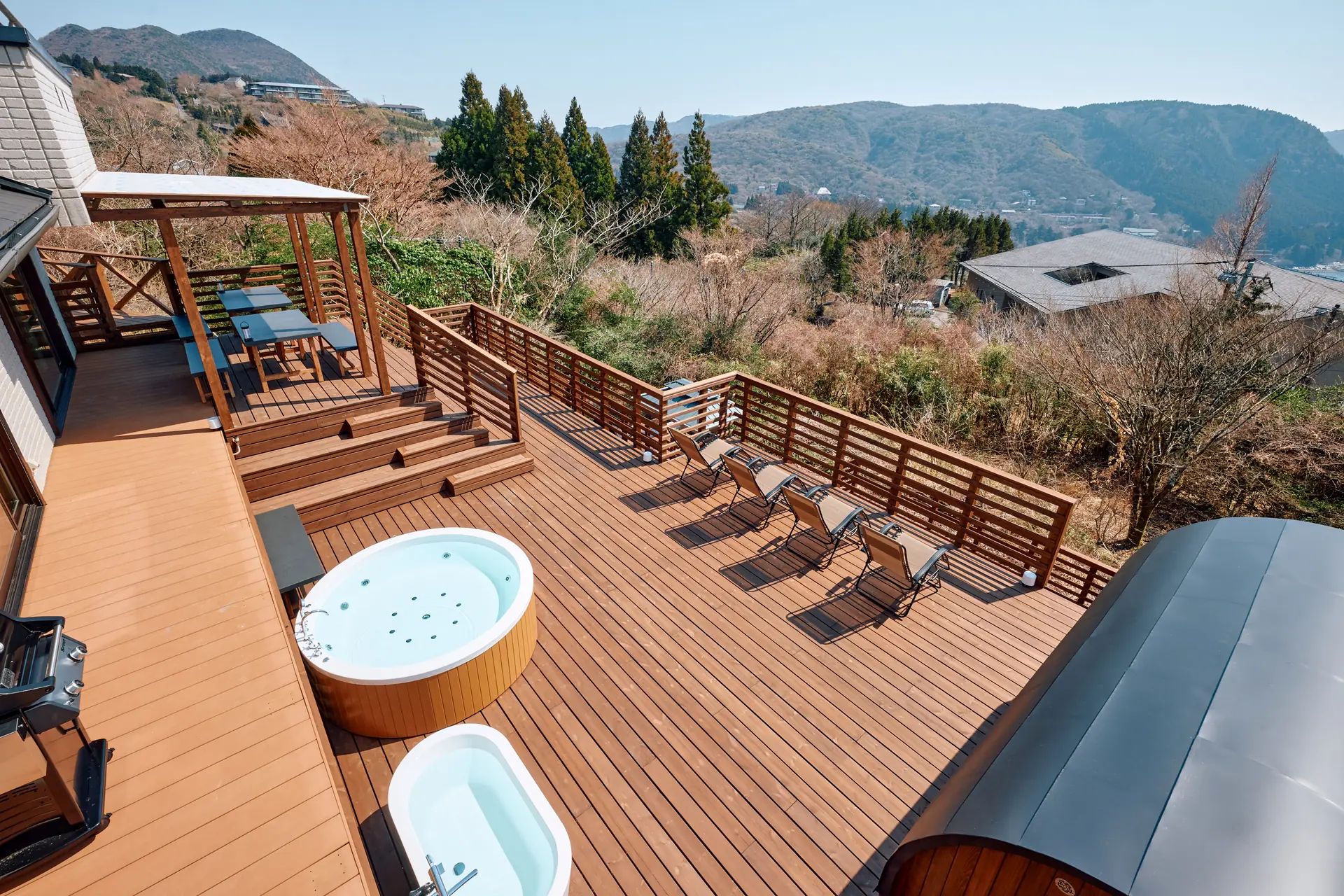 山並みを見渡すジャグジーとサウナのデッキ（Noël Hakone Skylight）